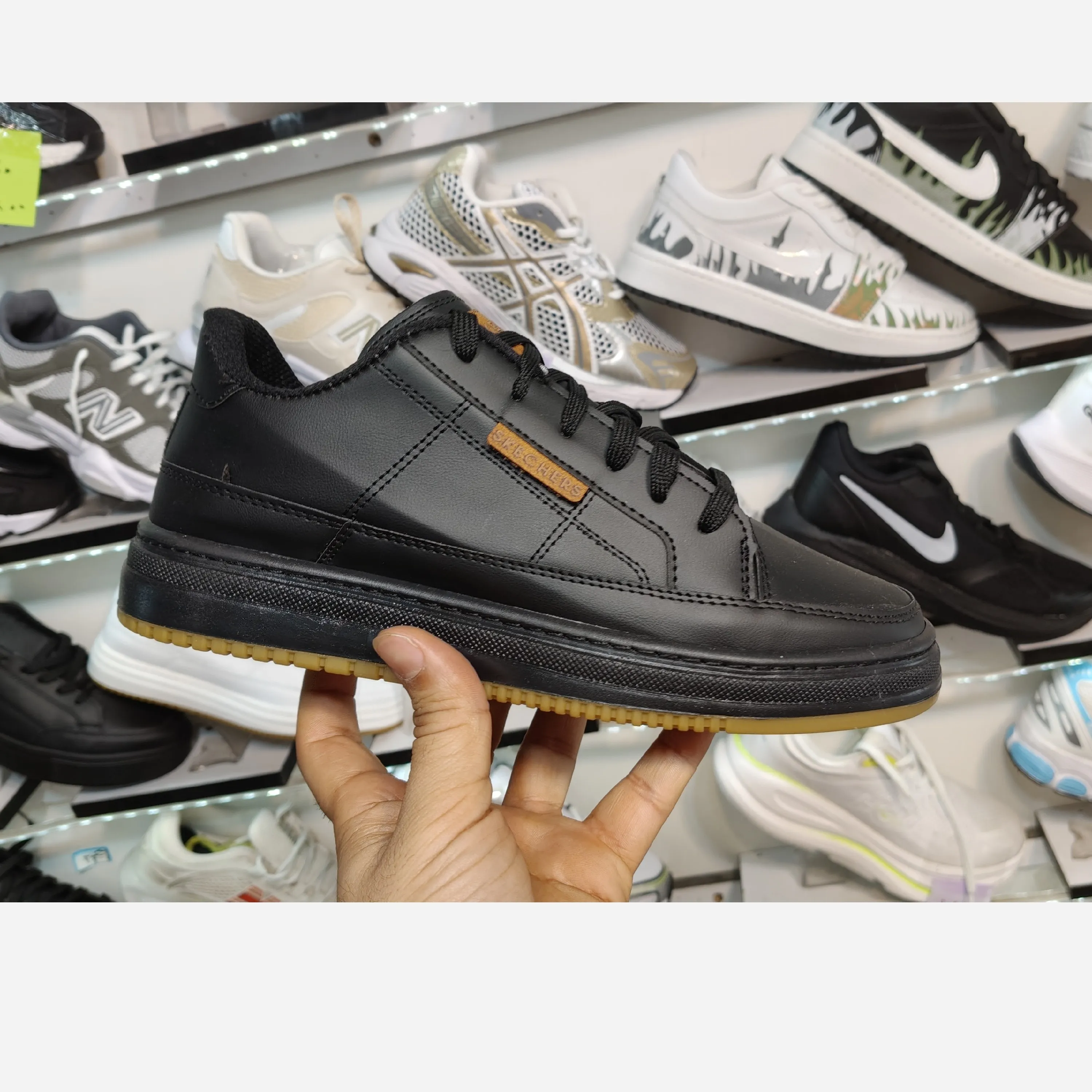 کفش اسپرت مردانه ونس برشکا رنگ مشکی طلایی کرم با زیره پیو درجه یک