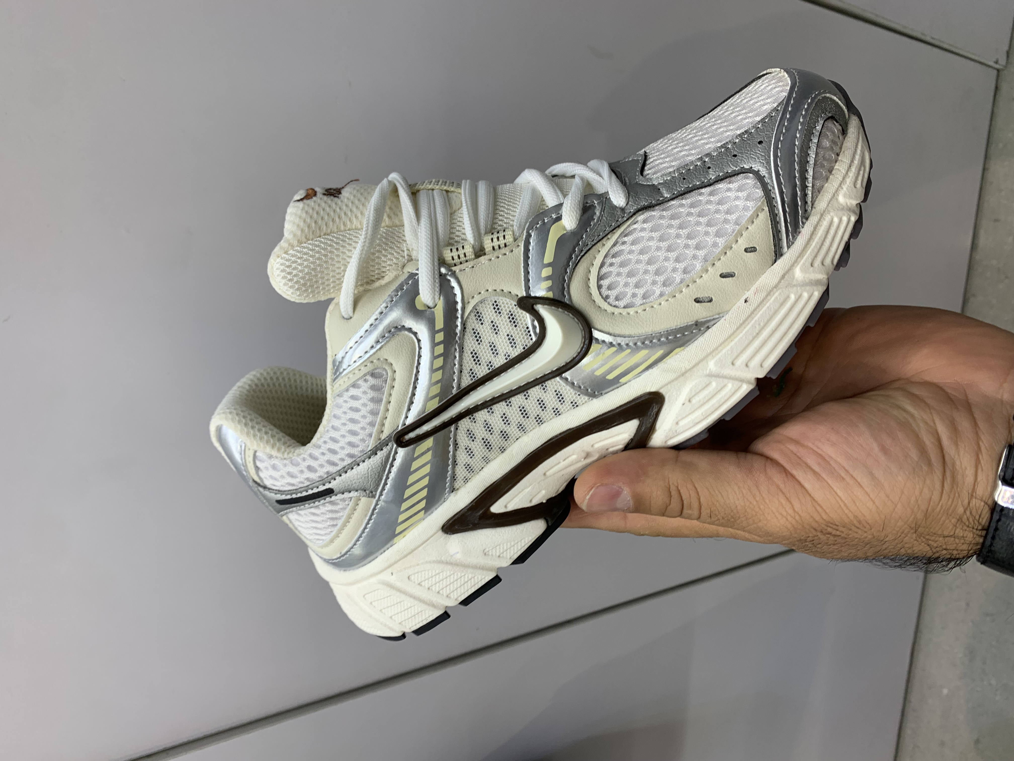 👟 کتونی نایک V5 دخترانه کرم موکا | سبک، راحت و ترند سایز ۳۷ الی ۴۰ کفش سپید